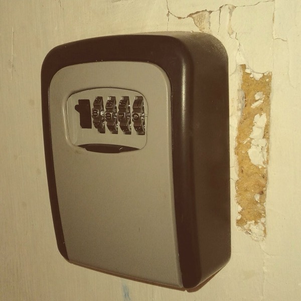 Une boîte à clés à code fixée au mur
