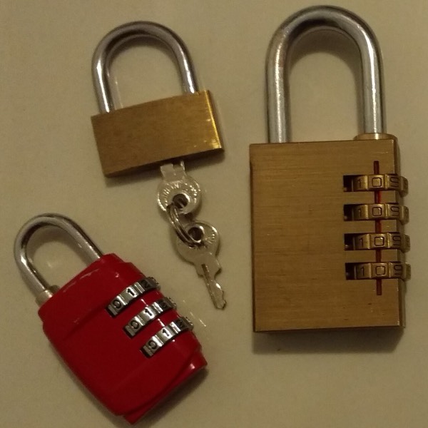 Trois cadenas, deux à code et un à clé