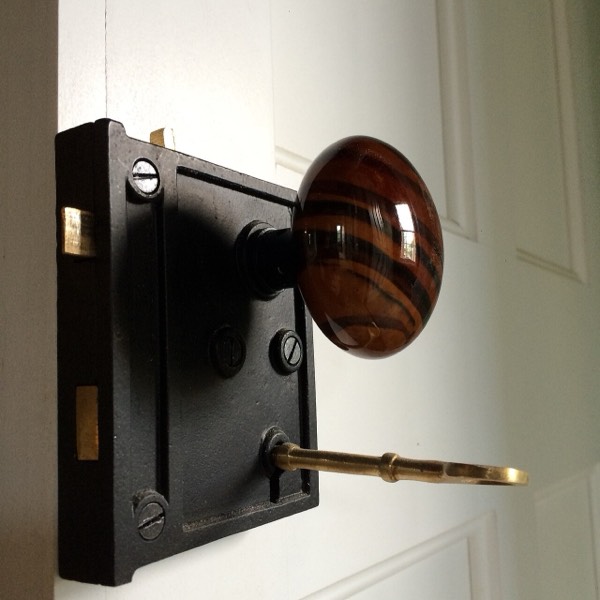 Une serrure en applique avec son bouton de porte