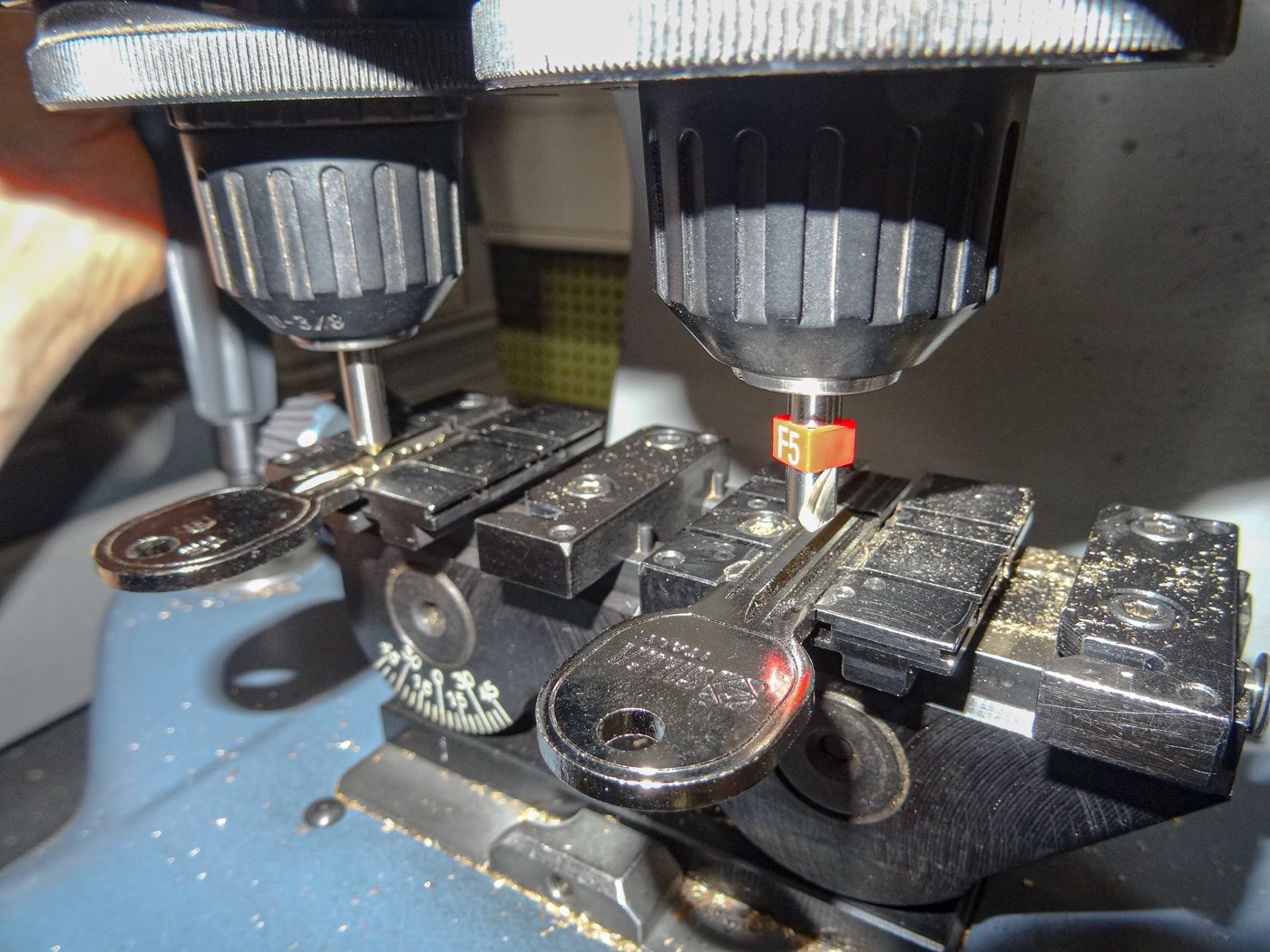Une clé en cours de taille sur la machine de reproduction du magasin