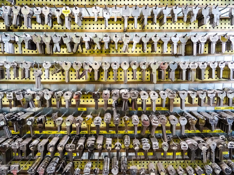 Le mur d'ébauches de clés du magasin, rangées par référence sur le panneau jaune