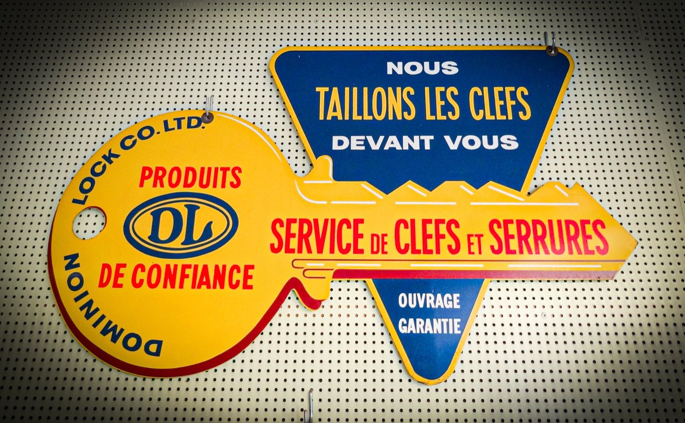 Ancienne enseigne émaillée en forme de clé : Nous taillons les clefs devant vous